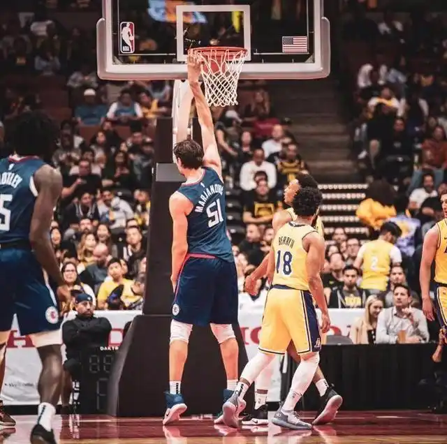 一图看博班站着扣篮让湖人绝望细数球场9大巨人站着就能抓筐