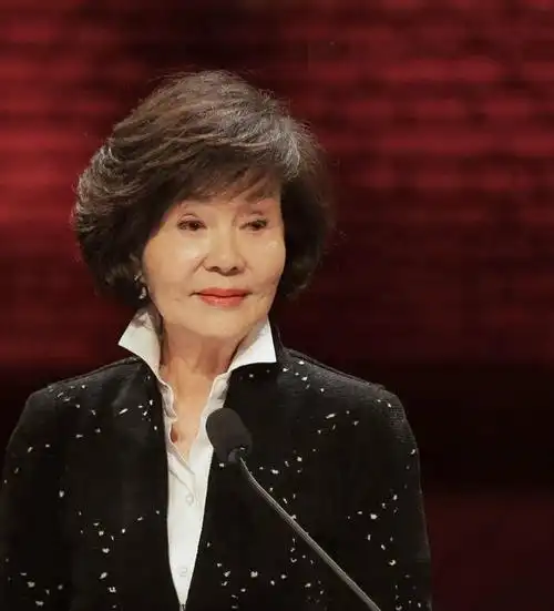 18位70岁女星近照对比,谁优雅老去谁面目全非一目了然_腾讯新闻