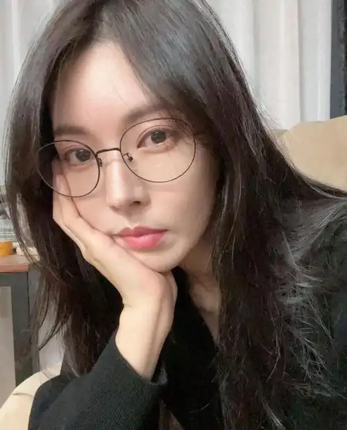 照片中的金素妍以淡妆示人,长发自然披散,配戴着时尚的圆框眼镜.