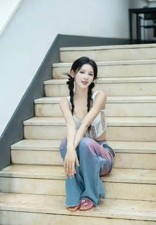 张予曦夏日穿多巴胺,黄色连衣裙明亮浪漫,蕾丝文胸清纯性感十足_感觉