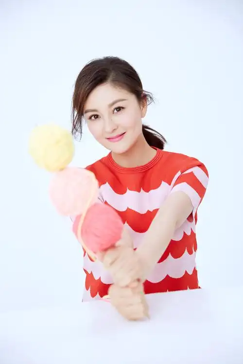 戴娇倩最新初冬大片 暖心编织甜美笑容