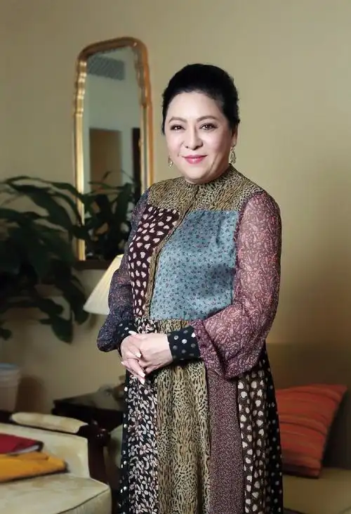 向太陈岚好有贵妇感,穿白色西装搭配黑西裤,简约高级又有质感!