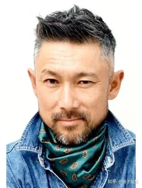 露额发型天生给人一种自信的感觉,尤其是过了50岁以后的男士,露额发型