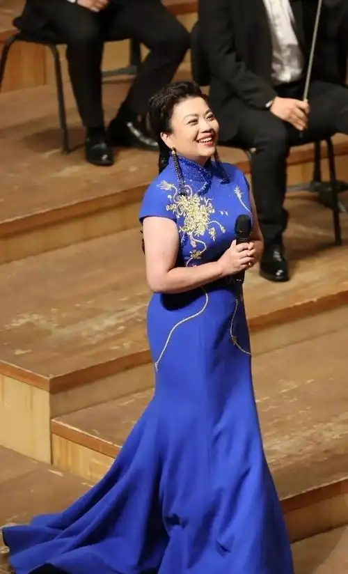 张也回村被拍脸盘子大水桶身材一股姨味反倒真实接地气