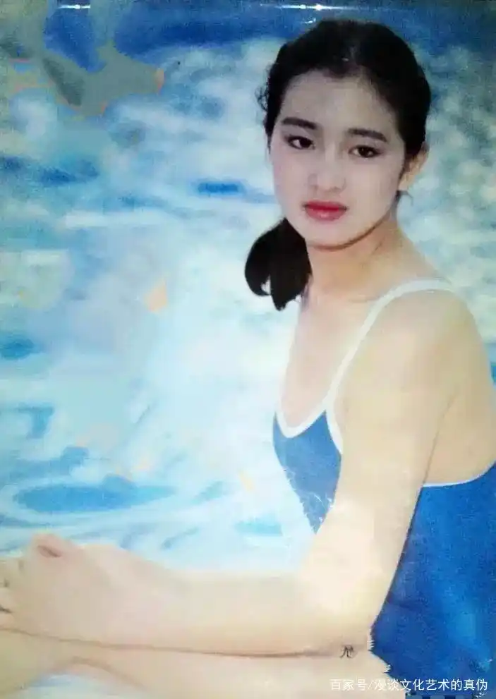 罕见影星巩俐少女时代的泳照