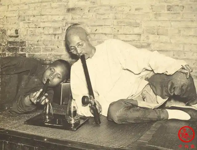 清朝老照片:慈禧70岁脸上没有明显皱纹,女子打扮精致裹小脚