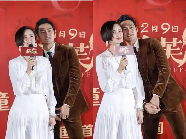 张歆艺与小两岁的老公站一起甜蜜比心好恩爱一袭白裙太优雅