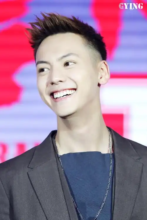 [陈伟霆][分享]190121 让陈伟霆用微笑为你带来冬日的温暖--爱豆app