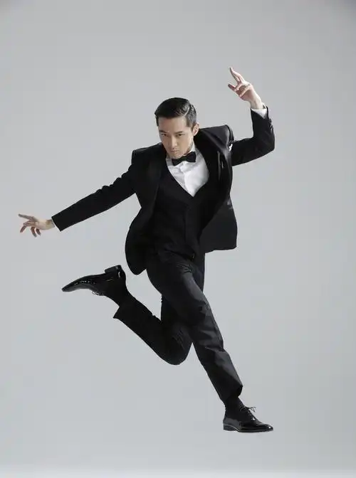 胡歌拍摄花絮曝光 舒展身体放飞自我柔韧度满分