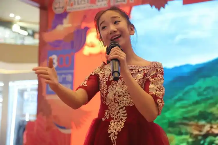 购物群众是来自六马路小学生王晴演唱了《五星红旗飘起来》