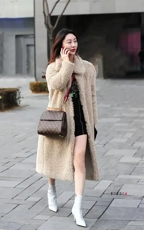 街拍选择白色短靴的美女