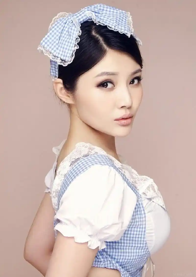 徐冬冬身穿一袭白色短裙,脚踩银色高跟鞋,她俏脸成熟妩媚,明眸善睐