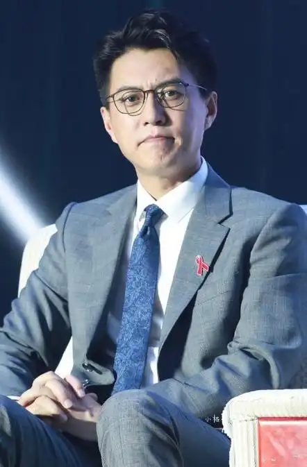 靳东戴着一款眼镜,显得非常斯文,还留着酷酷的发型,整个人显得很有