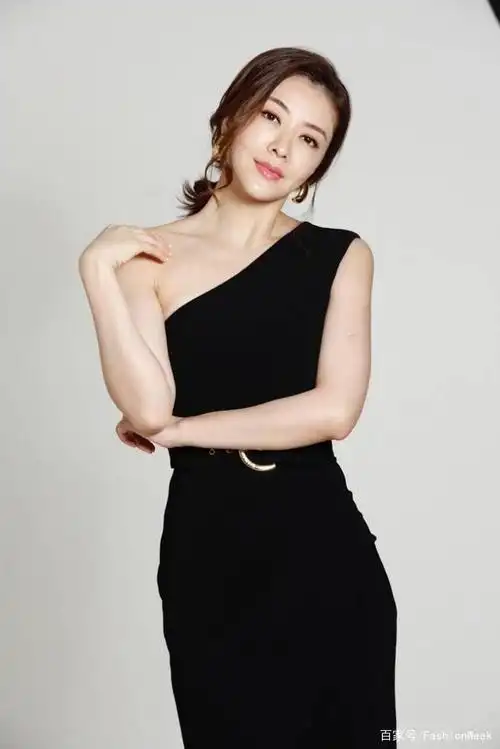 熊黛林太惊艳了,穿碎花吊带裙秀身材,178身高腿长惊人