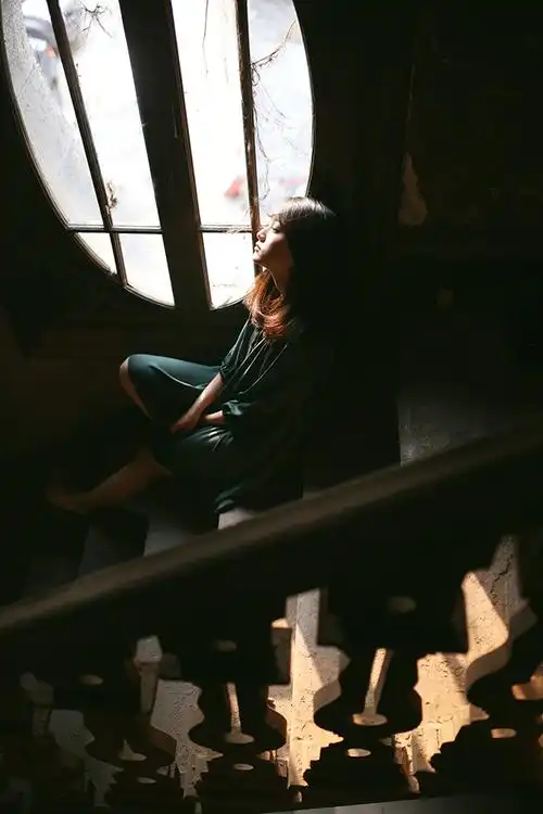 安静的,离开了,离开的,陌生了,陌一个人安静发呆的图片一个人默默发呆