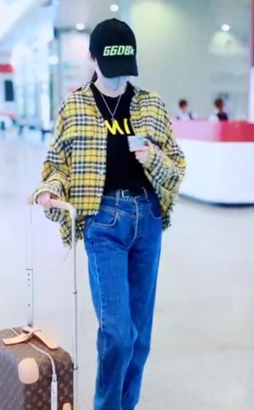 原创景甜穿格子衬衫搭牛仔裤现身机场穿搭时尚靓丽又显酷美感