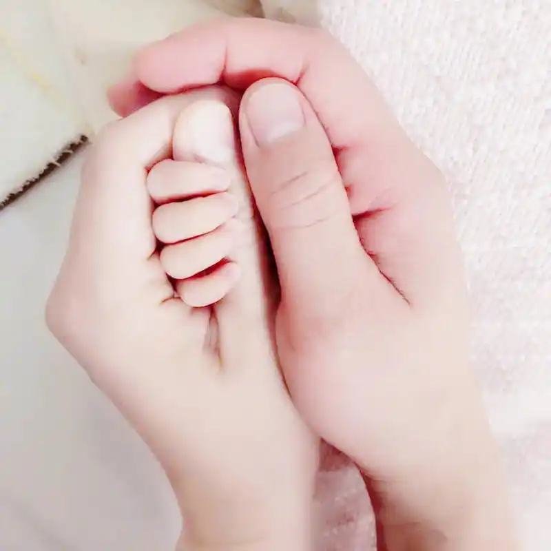 【王祖蓝李亚男得女】刚刚王祖蓝晒出一家三口的手手合照,并开心宣布