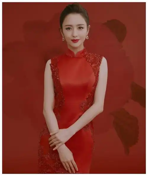 佟丽娅红色旗袍亮相春晚端庄大气 妆容精致优雅美丽