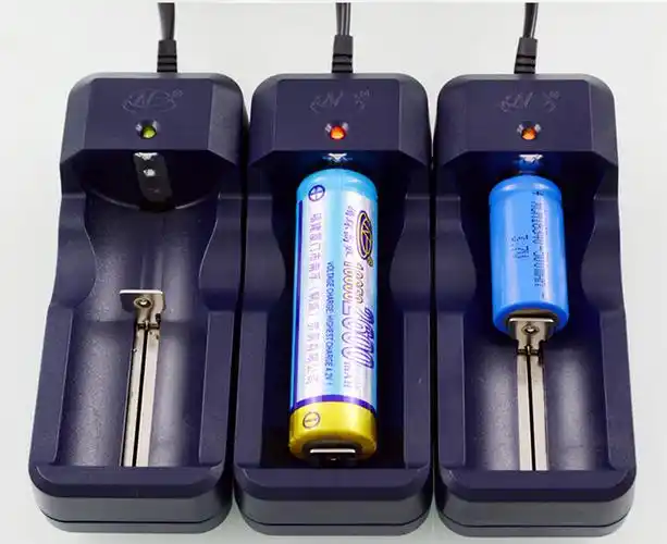26650强光手电筒锂电池充电器 18650充满自停3.