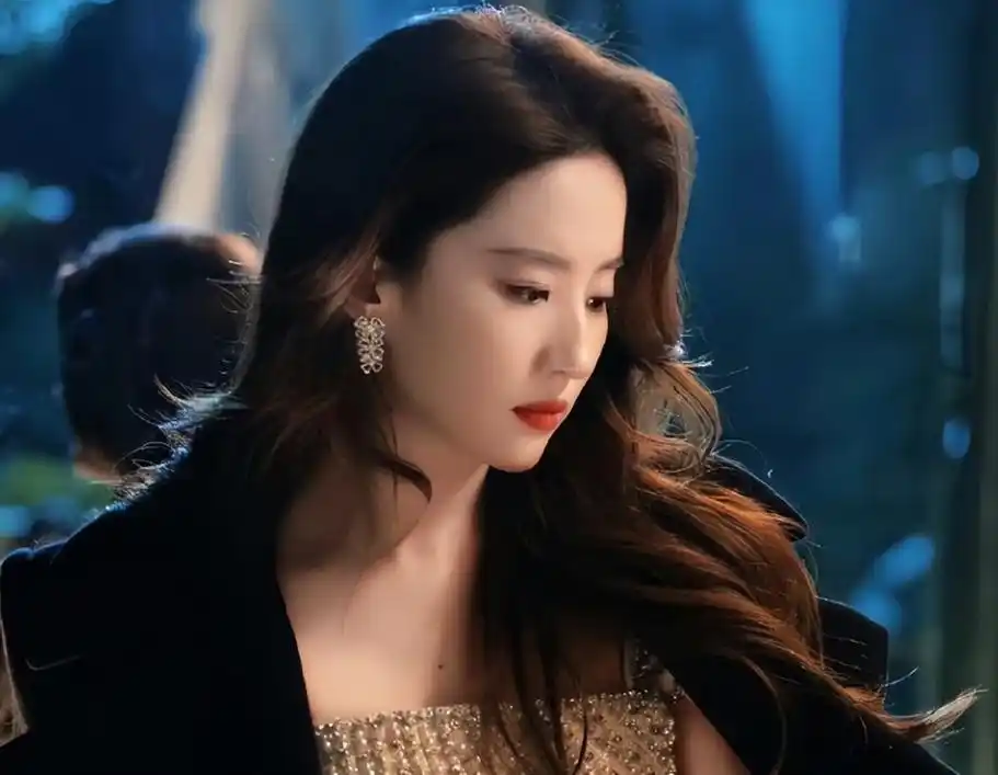 "刘亦菲淡然地说:"我赚的钱够花,养活自己绰绰有余,住豪宅和茅屋对于