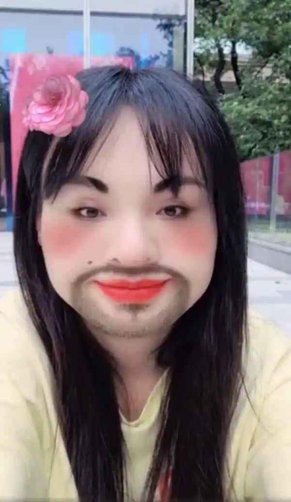 郑爽坐路边自拍,做完了扮丑搞怪的表情,爽妹子终于恢复了正确的打开