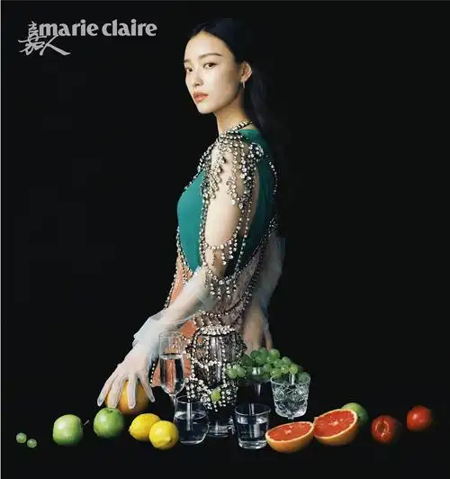 倪妮登《嘉人》七月刊封面,优雅出镜化身油画美人