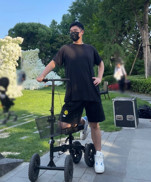 陈赫带家人喝下午茶,发现被拍后表情不悦,安安侧脸像极张子萱