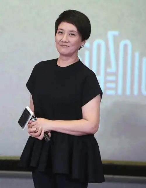 邓婕年过六旬不肯服老穿娃娃装配西装裤别说还真挺显嫩