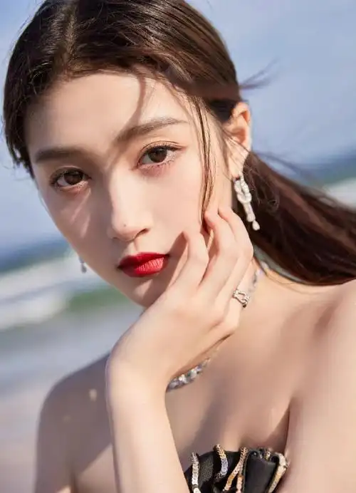 关晓彤拿仙女棒走红毯#关晓彤智族gq 2021 年度人物盛典造型图,纱穿