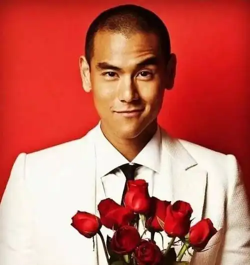 相比彭于晏之前梳起刘海的发型,小编发现,寸头更符合他私底下搞怪逗比