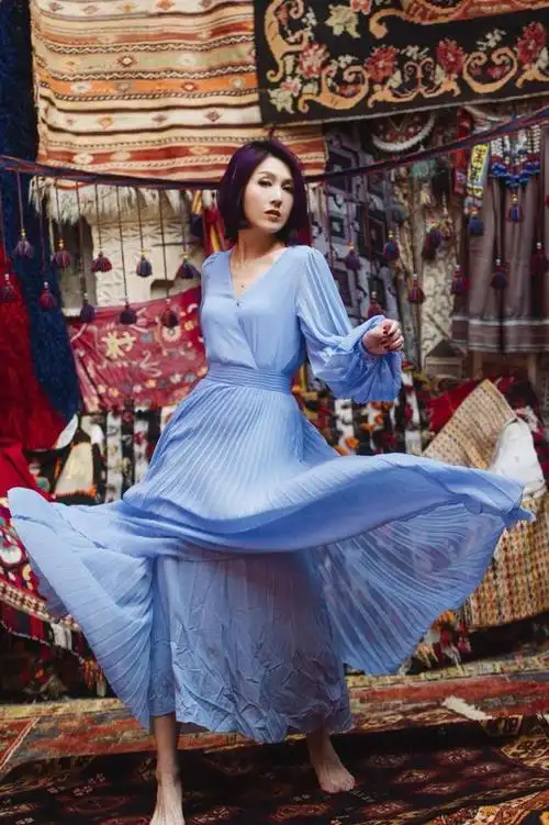 杨千嬅真的太大胆低胸礼服开到胸线下真空上阵不要太拼了