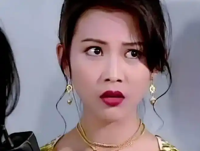 50岁蔡少芬罕晒小儿子西瓜头眉眼复刻亲妈网友却因为像谁炸锅