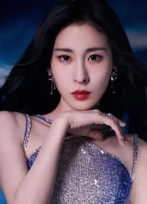 张碧晨化身"人鱼公主"惊艳亮相,穿蓝色亮片裙真美,身材很窈窕|长裙|裙