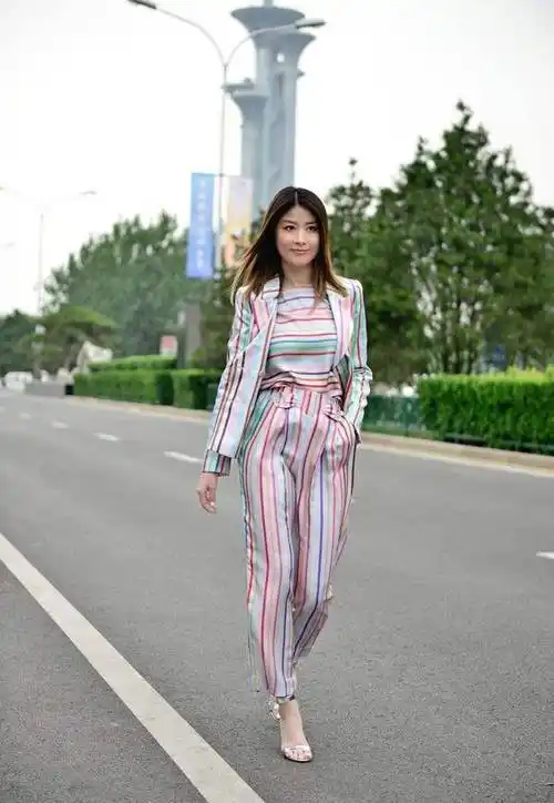 被173身高的陈慧琳惊艳了,穿金色铠甲连衣裙配大背头,简直a到爆_设计