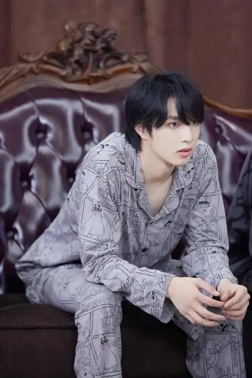 刘耀文 剧照 怪盗基德小文! 好帅气!侧脸也好杀!