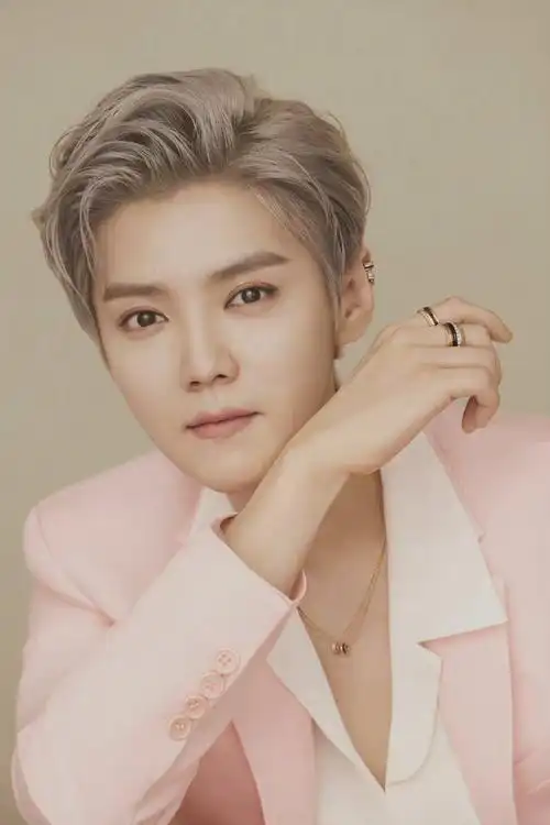鹿晗粉色西装造型粉色西装77白色内搭77灰色头发
