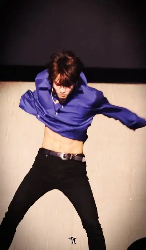 都在考古呢是时候放出一些私藏图了@林彦俊没有叫你晒腹肌的意思