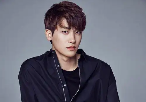 韩式男生斜刘海纹理烫短发发型