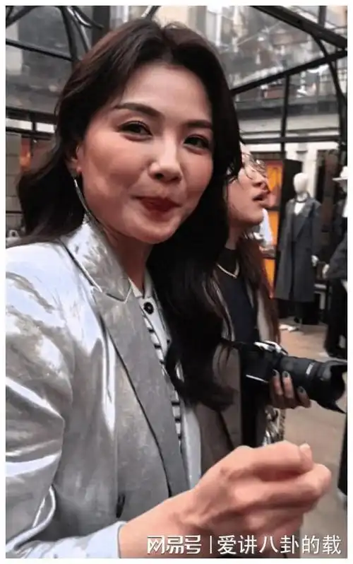 刘涛裸妆惊现法令纹变深与性感形象大不相同