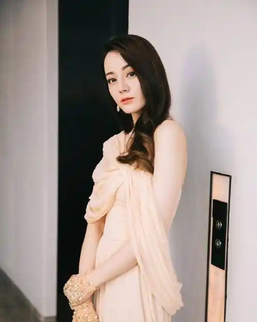 原创原创29岁迪丽热巴身着墨绿色长裙出席活动雪白肌肤如羊脂腰细得