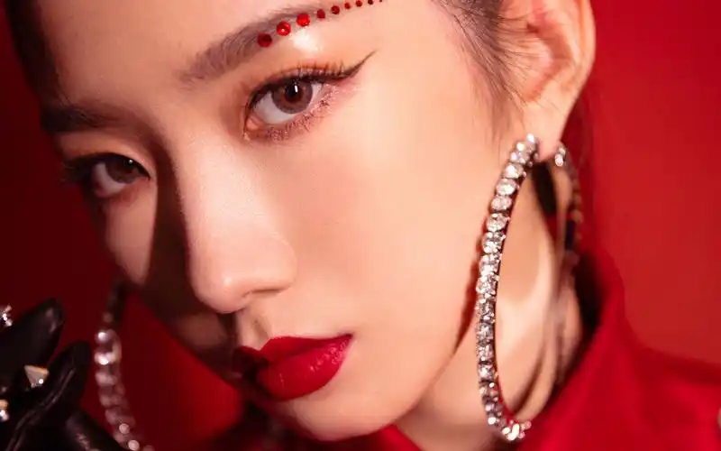 孟美岐烈焰骑士造型性感图片壁纸