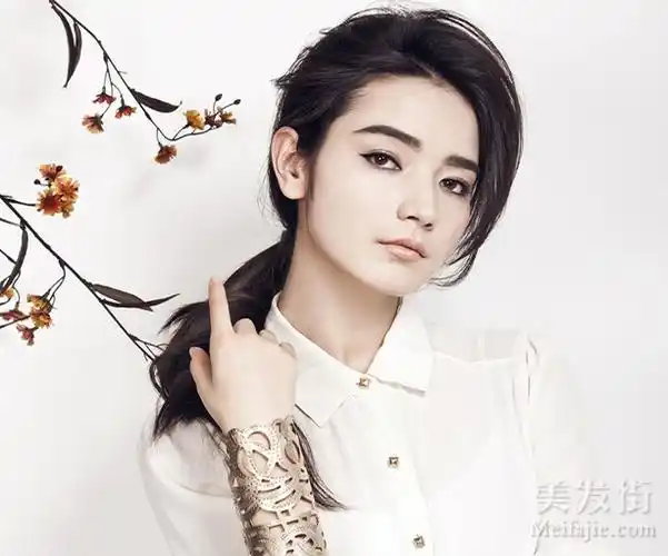 优雅斜刘海马尾辫发型