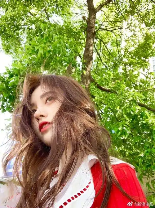 分享一组@鞠婧祎的美图绿茵茵的树木草地,好看的小裙子,欢快的乐园