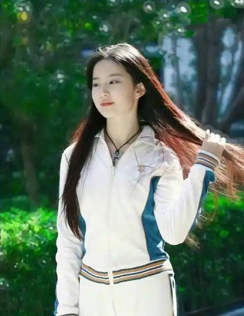 刘亦菲年轻时有多美?身穿运动装,长发飘飘似仙女_穿着_头发_阳光