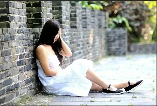 穿一带布鞋的美女