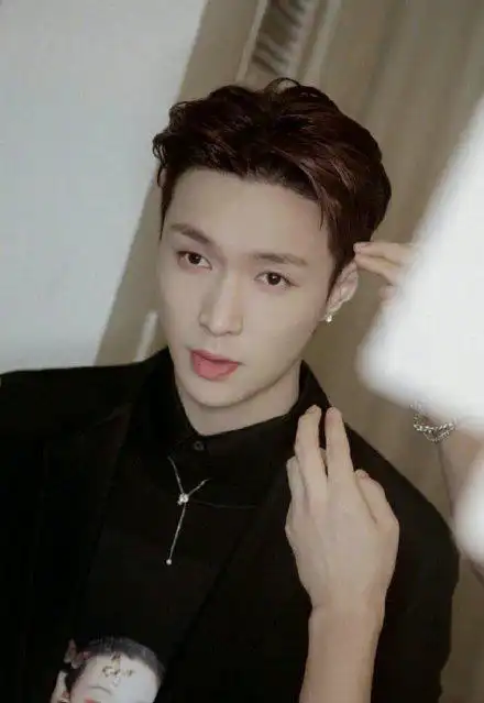 9位男星"大背头"合集,看到肖战,王一博瞬间恋爱了!