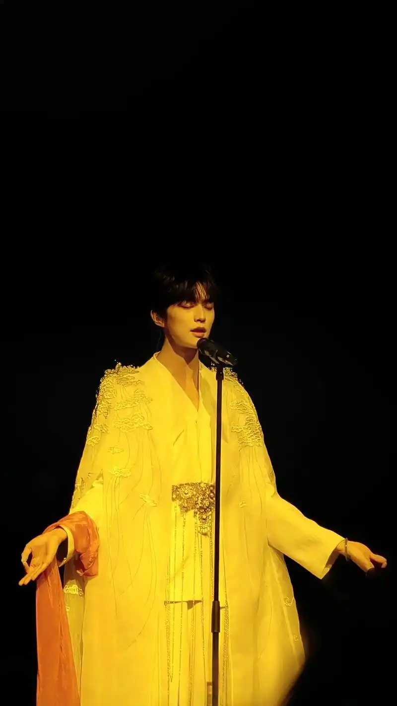 来看  这有个小孩儿会发光.#妖扬 #王敬轩 #飞天 - 抖音