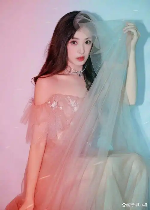 她的代表作品包括《我很张含韵》,《青春无敌》,《我不是复制品》等.