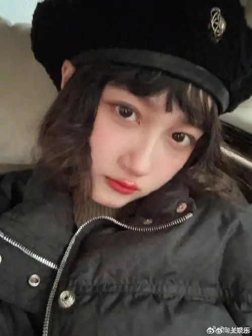 关晓彤短发也太可爱了吧 卷毛造型好像橱窗里的手办娃娃……|卷毛
