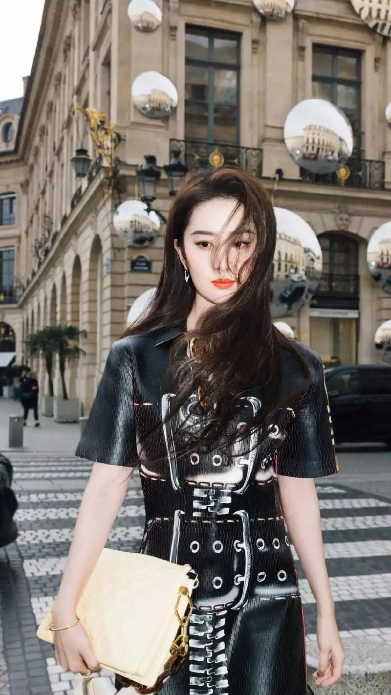 刘亦菲巴黎时装周看秀造型曝光无法呼吸的美.